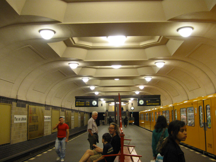 metro de Platz de Luftbrücke.jpg