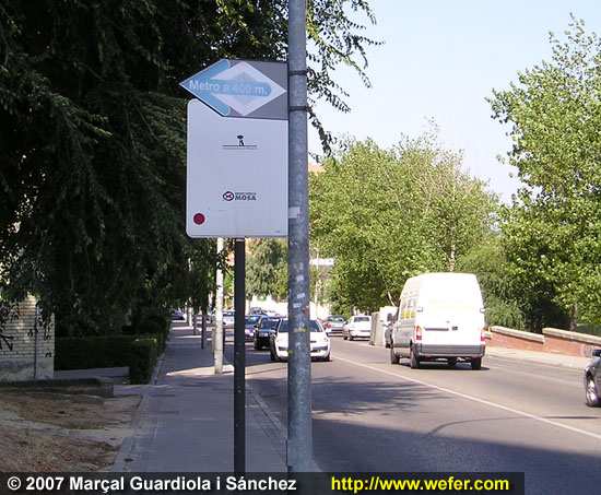 A molts barris hi ha rètols que indiquen on es troba i a quina distància l'estació de metro més propera