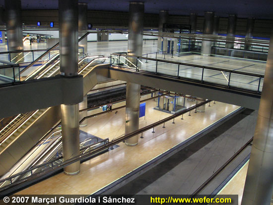Vista d'una part de l'intercanviador de Chamartín. Fixeu-vos que l'espai de baix a la dreta està buit. Està preparat per posar-hi dues vies més, el dia que es faci una altra línia de metro que passi per l'estació.