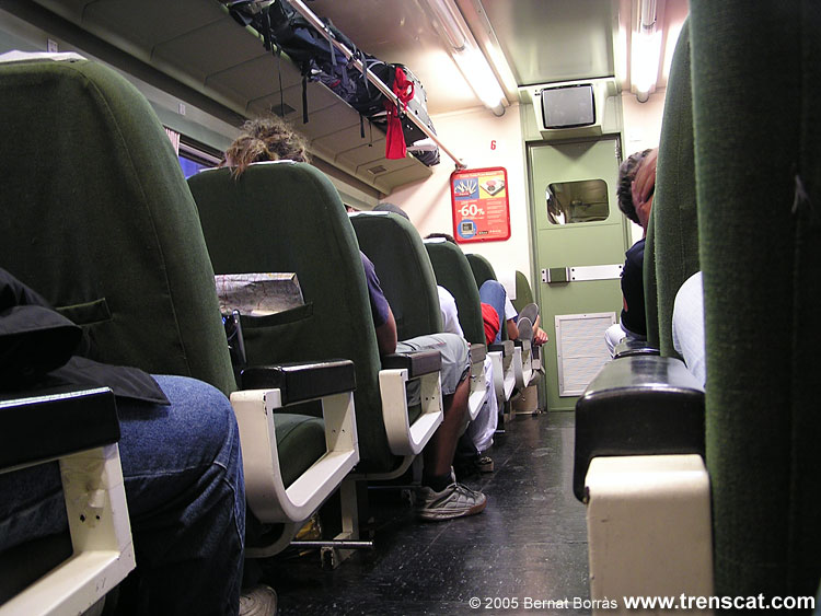 Curiós interior del coca-colo (Talgo III) per tornar de Lleida a Barcelona-Sants