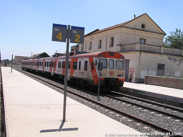 Creuament amb un altre tren a l'estació de Balaguer, que d'aquí pocs dies esdevindrà el final provisional de la línia