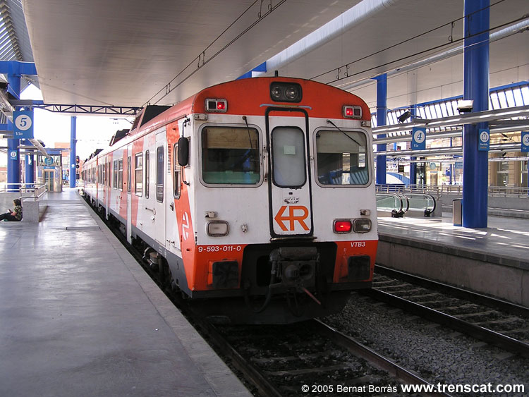 El camell que ens duria a La Pobla a la via 5 de Lleida (curiós ja que solen sortir més de la via 6...). En liniadelripolles encara no ha pogut fer possible de moment el somni de veure el logo de FGC sobre una camell de renfe