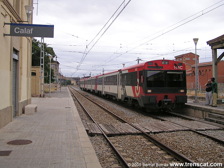 Com que l'encreuament a Calaf és llarg, vam poder baixar del fantàstic i cómode -_- tren de rodalies per fer-li una foto