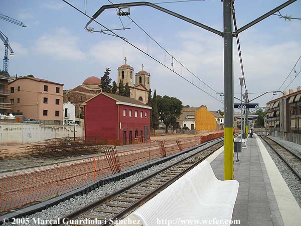 L'estació provisional, amb l'edifici de l'antiga encara dempeus, peró per poc temps... a saber si encara deu existir avui.