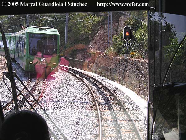 esperant al semàfor de la zona de via doble, a que baixés un tren de Montserrat. Rera nostre, portàvem un altre tren