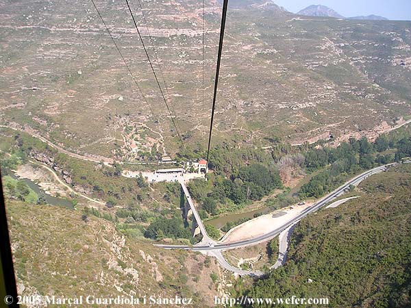 I després d'haver fet tot els funis, cap a casa amb el telecabina. Vista de l'estació Montserrat-Aeri de FGC i el seu pont