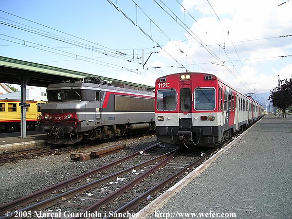 3 amples a la mateixa estació. A la dreta, doble 440 sense reformar que ens portaria fins a BCN. Al centre, una potent 7200, preparada per sortir, segurament, cap a París i, a l'esquerra, mig amagat, el nostre estimat Tren Groc