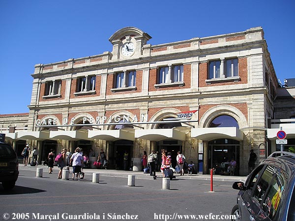façana principal de l'estació de Perpinyà, el vestíbul, estava a vessar de gent ja que no deixaven passar a l'andana si el tren a agafar era a punt d'arribar