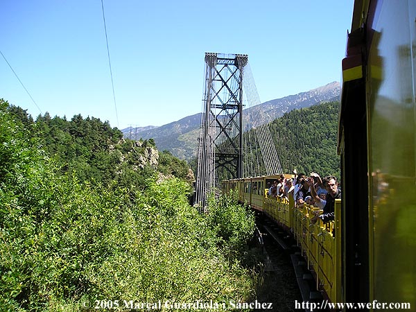 Principal pont de la línia. Preciós, encara que difícil de fotografiar des del tren.