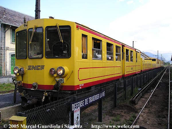 Final del trajecte amb el tren groc, a La Tor. Els avisos de perill de mort si es toca el tercer carril són, com ésnormal, omnipresents a tota la línia.