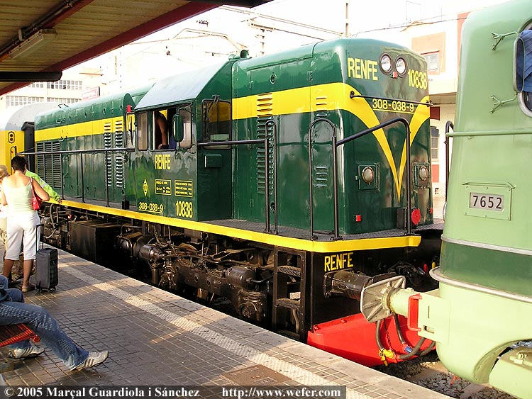 La locomotora 308, donant doble tracció al tren de l'associació de Badalona