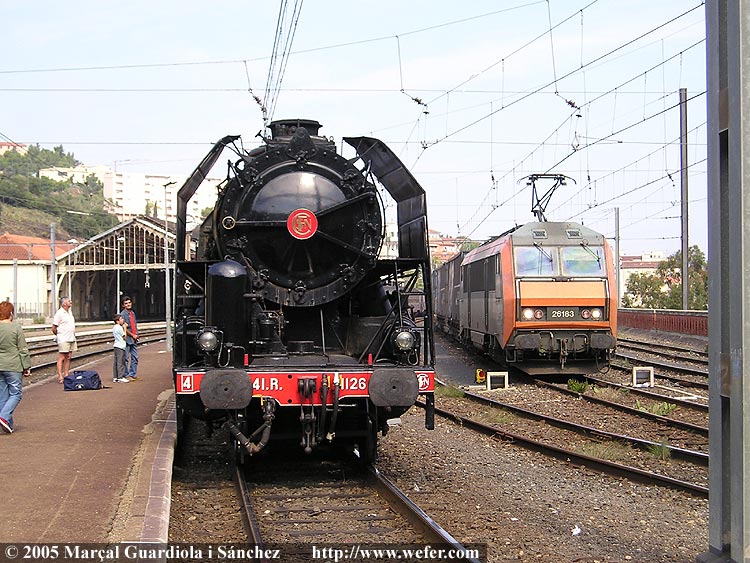 Locomotora de vapor, francesa peró de cosntrucció americana. Una moderna Sybic apta per 200 Km/h al seu costat