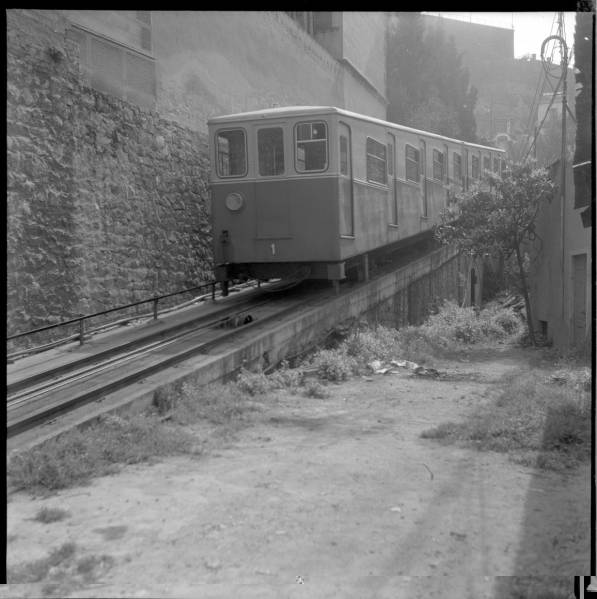 l'antic funicular de montjuich amb els colors verd porcioles