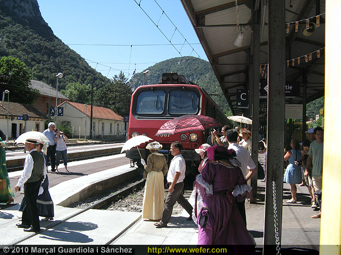 Gent disfressada d'època a Vilafranca passen per davant del tren a Perpinyà.