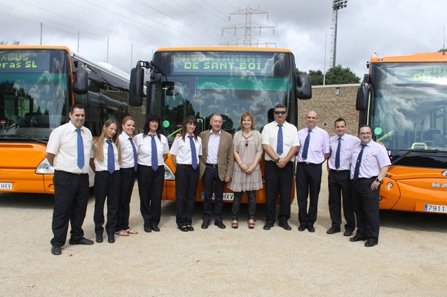 Set vehicles nous per a la flota d'autobusos de Sant Boi<br /><br />Les noves unitats s'utilitzaran a les línies SB1, L74 i L75<br /><br />01/07/2014<br /><br /><br />L'alcaldessa, Lluïsa Moret, i el vicepresident de Transport i Mobilitat de l'AMB, Antoni Poveda, han presentat aquest matí set nou vehicles que s'incorporaran de forma immediata a les línies SB1, L74 i L75 de la flota metropolitana d'autobusos. Són vehicles tecnològicament avançats i menys contaminants. <br /><br />Durant l'acte de presentació, Lluïsa Moret ha explicat que " la mobilitat és un dret de ciutadania que ha de servir, com en aquest cas, per millorar la vida quotidiana de les persones". Antoni Poveda ha recordat que al llarg de l'any la ciutat de Sant Boi registra més de 10 milions de desplaçaments en bus metropolità, de manera que la renovació de la flota és prioritària per a l'AMB.<br /><br />La línia SB1 (principal línia urbana de la ciutat) incorporarà ara tres dels nous vehicles i la L74 i la L75 (que connecten Sant Boi amb Cornellà), altres dos cadascuna. La propera tardor s'incorporaran a la flota de Sant Boi quatre unitats més i, al gener de 2015, tres més, fins a un total de 14 autobusos nous , gràcies al Pla de Renovació de Material Mòbil 2013-2015 de l'Àrea Metropolitana de Barcelona. La inversió global prevista ascendeix a 3,4 milions d'euros.<br /><br />Els vehicles de la flota metropolitana són cada cop més avançats tecnològicament , el funcionament és més sostenible i menys contaminant i compleix alts estàndards de qualitat (normes Euro 5 i Euro 6). Les noves unitats sustitueixen autobusos que ja han complert el període de vida útil. Les renovacions es fan aproximadament cada 4 anys.