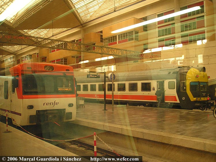 Material divers estacionat a Zaragoza-Delicias, fotografiat des de l'interior del 594