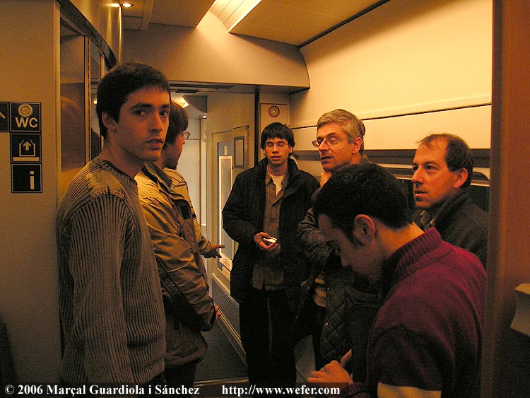Interior del 102, amb una part del grup de frikis.