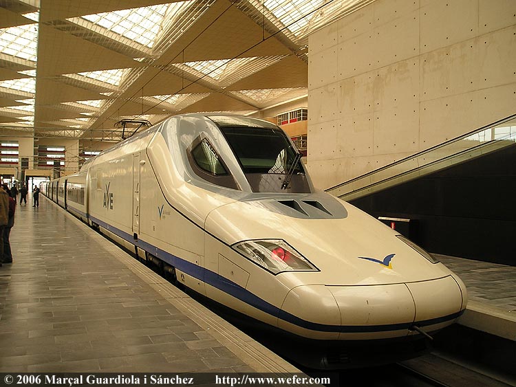 I ja hem arribat a Zaragoza-Delicias. Un viatge curt, malgrat l'escassa velocitat del tren. Per cert, sorprenent com vibra aquest tren a tant sols 200 Km/h, a part de diversos problemes d'aïllament. Quan arribi a 300 Km/h, veurem com aguanta...