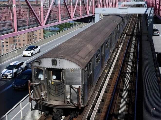 R-32 al Williamsburg bridge.jpg